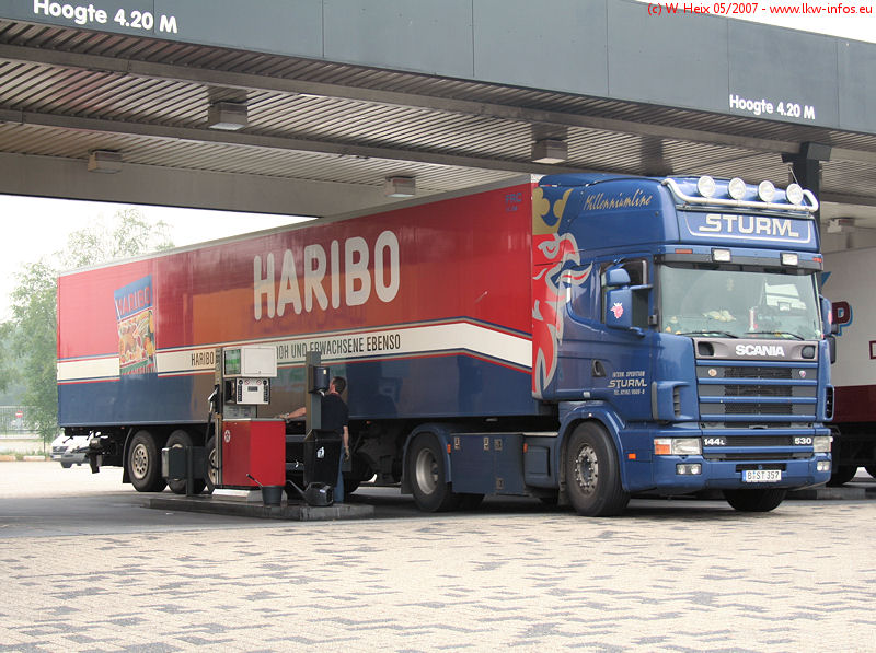 Scania-144-L-530-Haribo-Sturm-220507-01.jpg