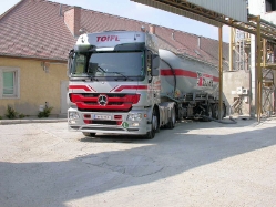 MB-Actros-3-1844-Toifl-Charly-110110-01